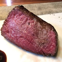 長谷川 稔 - チンジャオロース：石垣島きたうちプレミアムビーフのヒレ 鹿児島産の筍の鰹出汁炊き上げ、自家製のオイスターソースにピーマンを加えたソースに黒七味を添えて