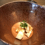AMOUR - オマールのビスクスープが注がれる前。
      茶碗蒸しのようなトマトのフラン、
      歯ごたえのある百合根、
      プリンプリンのオマールエビ
      が仕込んであります*\(^o^)/*