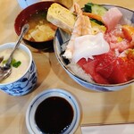 宇多美寿司 - 海鮮丼、茶碗蒸し付　ランチアオサの味噌汁付