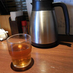 喜多一 - 内観；カウンター席の様子；ほうじ茶