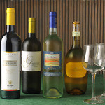 Chotto Roma - ワインは全部で約１００種類。お好みの一本が見つかると思います。