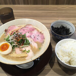 鳥そば 真屋 - 鳥そば醤油　チャーシュー　バラ海苔増し