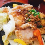 Joyfull - にんにく醤油の揚げ鶏鉄板定食。