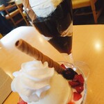 ジョイフル - パニラカフェゼリーとカスピ海ヨーグルトとベリーのミニパフェ。