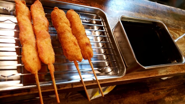 1人で行っても楽しいカウンター串揚げ屋さん : 串カツ酒場 青春の光の写真