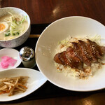 Attaka Ohashi Dainingu Kumagai - 牛ロースステーキ丼595円プラス150円で味噌汁をハーフラーメン(白湯)に。