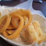 リュクスバーガーズ&サニーズテーブル - "オニオンリング・フィッシュ&チップス"