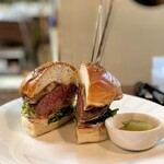 リュクスバーガーズ&サニーズテーブル - ラムパティのボリューム！