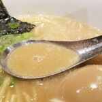 光麺  - スープ・表情。