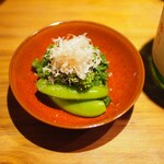 新橋日本酒 おだしと、おさけ。すずめ - 『スナップエンドウと菜の花の塩おひたし』 