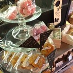 フクレ - ふくれ菓子以外にもクッキーなどの焼き菓子もありました。オシャレなケーキ屋さんと行った趣も。