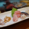 だるま寿司 - 料理写真:竹（¥1500）の刺し盛り、驚きの9種類（フグ、ひらまさ、本鮪中トロ、赤貝ひも等）