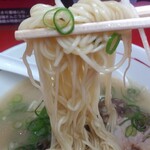 中華そば専門店 らーめん吾郎 - 麺は、長浜ラーメンほどの細さです。 ツルツル、しこしこで、のど越しが良い。 ５年前とは、少し違います。