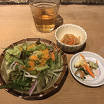 九段ごち屋 - さけ西京焼き定食に付いているサラダと小鉢、お新香