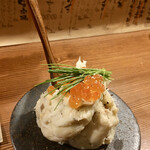 Amenochi Hareruya - 里芋のポテトサラダ。ねっとりの中にいぶりがっこかなぁ。歯応えと燻製の香りがちょうど良い。