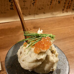 雨ノチ晴レル家 - 里芋のポテトサラダ。ねっとりの中にいぶりがっこかなぁ。歯応えと燻製の香りがちょうど良い。