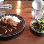 アルバトロス - エビカレーとサラダ。心霊写真のようなものはマスターの手です。