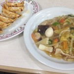 餃子の王将 三宮下山手通り店 - 中華丼と餃子