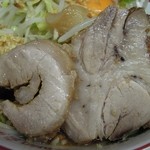 ラーメン二郎 - 【再訪】豚の種類が別ですね。