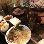 Horumon Yakiniku Tsubaki Shouten - お通しキャベツ、ナムル盛り合わせ、牛タン