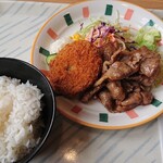 サンターオ - 男のランチセット  コロッケと豚の焼き肉がのってます