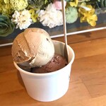 氷菓子屋KOMARU - ↑コーヒーナッツ ↓チョコレート