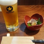 肴家 渡部 - 生ビールと付きだし(鯛の松皮造り)