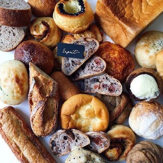 ★Enjoy a wide variety of breads - over 50 types of bread on hand.