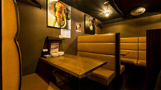 Oyster Bar MABUI 廣島驛前店 - 桌子