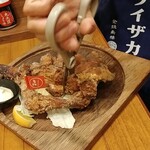 旨唐揚げと居酒メシ ミライザカ - グローブ揚げはザクザク切る