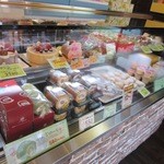 ブレーメン - 可愛らしい店内にはロールケーキを始め数々の美味しそうなケーキが並び、甘い香りが漂ってます