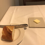 La Facon Koga - ＭenuＡ ８０００円。パンとバター。パリパリ皮のバケットは、それ自体、とても美味しかったです（╹◡╹）