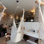 カシェット - ハンモック席はペア×2の4席
      テーブル2席、カウンター2席です。