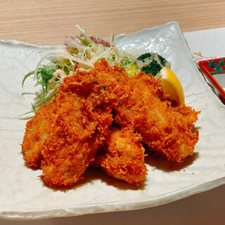 各种鱼类和肉菜菜肴，来自正宗的日本料理
