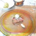 La Brianza - カンパチのカルパッチョ、ソーテルヌソースと鮎の魚醤、ホースラディッシュ添えて。カンパチのおいしささることながら、添えられているソースなどがおしゃれでどれもよく合い絶品。自分では合わせられないようなソースが、こちらならではのご馳走。