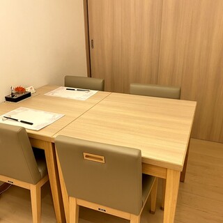 1〜4名様用
                                          扉の閉まる完全個室
                                          ご接待・会食におすすめ