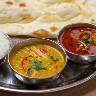 インド出身の腕利きシェフが、本格的なインド料理をお届け