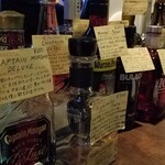 BAR TARGET - 各ボトルには一枚ずつマスターの手書きのコメントが…