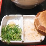 うどん処 松 - かけうどんの薬味（ねぎ、生姜、天かす）