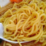 燃えろドラゴン - 麺アップ スープによく合う中太麺?太麺?です 噛みごたえも良し!!