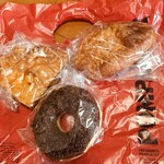 ポンパドウル - 横浜海軍カレーパン、チョコドーナツ、アップルパイ