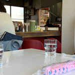 ラーメンとん太 - テーブルとカウンターの店内