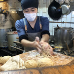 麺処ほん田 - 注文の都度、麺を手揉みする本田店主