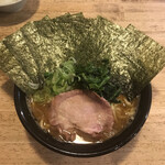 横浜ラーメンとんこつ家 - 醤油大盛のり