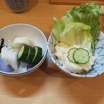 とんかつ燕楽 - 定食付属のポテサラ&お新香。先出ししてくれるのが ありがたい。