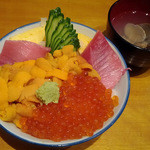 栄寿司 - この日の「鮪ウニいくら丼」2400円