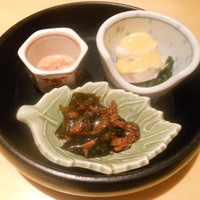 土佐料理 祢保希 新宿店 - お通し3種（酒盗、いさき肝など）