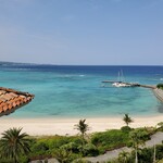 ザ・ブセナテラス - バルコニーからビーチを望む。