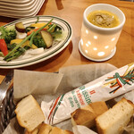 ヴィネリア グーフォ - 突き出し　500円
      バーニャカウダとパン