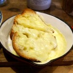 ブランチ - チーズのパン。